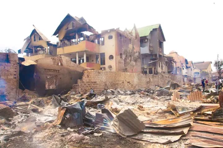 Incendie du marché des meubles à Météo : Le gouvernement annonce une enquête et promet une assistance aux victimes
